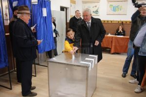 Ion Lungu s-a prezentat la urne alături de soţie şi nepot şi a votat pentru o Românie demnă