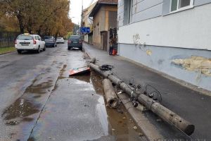 Pericol public: La volanul unui BMW, un tânăr beat a lovit o casă şi a rupt stâlpi de electricitate în Oradea (FOTO)