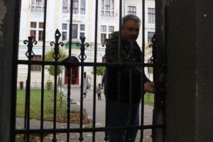 INCIDENT de alegeri. Jurnalist Zi de Zi ameninţat cu bătaia de paznicul Colegiului ”Unirea”!
