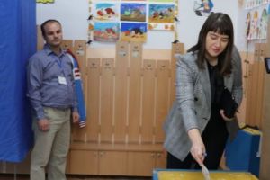 FOTO: Deputatul USR, Lavinia Cosma, a votat ”ca să nu mai plece tinerii din ţară”