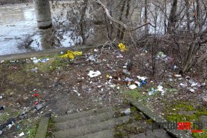 Sesizare: Haine ude pe marginea Someşului. Poliţia: Nu sunt suspiciuni că persoana s-ar afla în apă