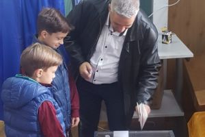 FOTO: Primarul Sângeorgiului de Mureş a votat cu optimism, pentru un preşedinte care ”să formeze un viitor pentru familii puternice”