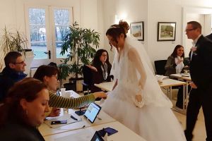 FOTO. Moment emoţionant în Diaspora. O mireasă a ales să facă un drum la secţia de votare