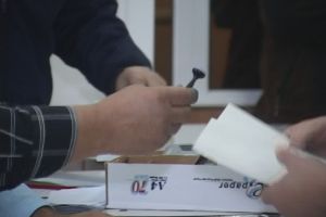 FOTO! Echipaj de poliţie direcţionat către o secţie de votare din Botoşani, după o sesizare