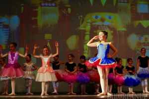 „Spărgătorul de nuci” caritabil, la Oradea: Casa de Cultură a Sindicatelor a fost „colorată” de balerini drăgălaşi (FOTO / VIDEO)