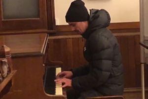 Alegător cu talent: Un român a cântat la pian, într-o secţie de votare din străinătate (VIDEO)