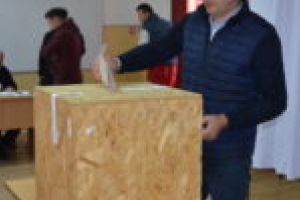 Primarul Felix Borcean şi-a salutat prietenii din URS la ieşirea de la urne