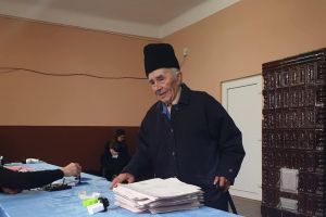 Exemplul lui nea Vasile, dintr-un sat bihorean fără secţie de vot: La 85 de ani, a mers cu o „ocazie” la vot, pentru „mama Românie”