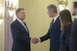 Candidaţii sibieni la Preşedinţie, Iohannis şi Barna, aşteaptă rezultatele la Bucureşti