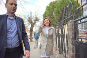 FOTO – „Moda” alegerilor la Sibiu: ce ţinute au ales soţiile lui Iohannis şi Barna şi Raluca Turcan