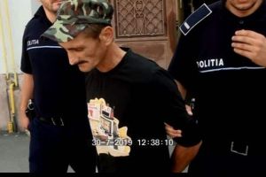 Bărbatul care şi-a bătut cu bestialitate fiicele minore, fiindcă găsise câinele vopsit, a fost CONDAMNDAT