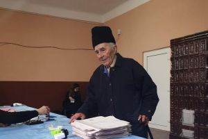 FOTO. Bătrân (85 ani) a străbătut 5 km pentru a vota: „Mama Românie”