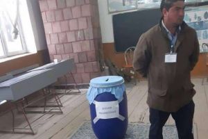 Fotografie INCREDILBILĂ dintr-o secţie de votare. Un BUTOI (de varză?) transformat în URNĂ de VOT