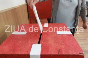 Altercatie intr-o sectie de votare din localitatea Ovidiu. S-au certat de la lanterna telefonului mobil