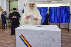 FOTO Patriarhul Daniel a mers la vot – Le-a dat iconiţe celor prezenţi în secţie