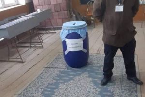 FOTO Imaginea zilei de la Vâlcea – Urna din butoi