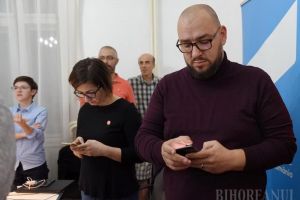 Şampania, altădată: Membrii USR şi PLUS din Bihor, dezamăgiţi la aflarea exit poll-urilor. Spun că mai au, totuşi, o mică speranţă (FOTO / VIDEO)