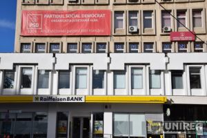 Supăraţi ca în faţa clădirii aveau o COROANĂ şi o CANDELĂ aprinsă, PSD-iştii din Alba i-au interzis unui reporter de la ziarulunirea.ro să intre şi să relateze de la sediul lor