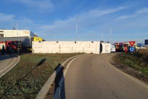 Accident in giratoriul de la Carrefour. Un TIR incarcat cu porci s-a rasturnat