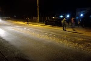 Zeci de kilograme de boabe de porumb, pierdute pe DN1, la ieşire din Făgăraş spre Sibiu (VIdeo)
