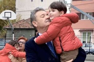Europarlamentarul Mircea Hava, „flancat” de nepoţi la votul pentru prezindenţiale în turul întâi: „Eu am ales flancat de viitor, pentru români şi pentru România”