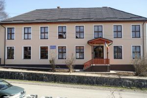 În Harghita se încurajează şi finanţează educaţia exclusivă în limba maghiară. Statul ungar a renovat şcoala din Vărşag