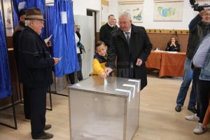 Ion Lungu s-a prezentat la urne alături de soţie şi nepot şi a votat pentru o Românie demnă