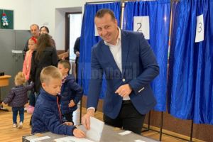 Lucian Harşovschi s-a prezentat la urne alături de întreaga sa familie