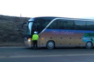 Maşini RIDICATE de pe domeniul public, şoferi AMENDAȚI de poliţiştii locali