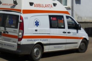 A ajuns la spital în stare gravă după ce a traversat strada neregulamentar