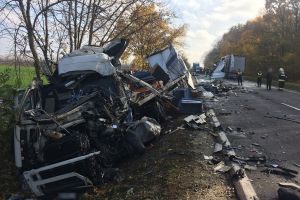 Accident între două TIR-uri, soldat cu doi morţi, în apropierea graniţei cu România. Unul dintre camioane are numere de Bihor (FOTO)