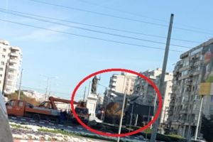 Nu mai stie ce sa faca pentru voturi! Dobre a dat ordin ca instalatiile pentru sarbatori sa fie montate pana in turul 2 al alegerilor