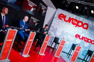 Dezbatere şi confruntare