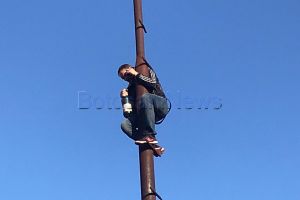 FOTO Un botoşănean, tată a 6 copii, s-a urcat pe stâlp pentru a cere un loc de muncă. Primarul l-a convins să nu se arunce