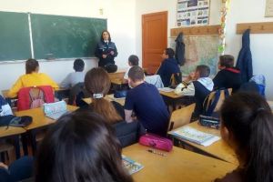FOTO: Efectul fenomenului bullying prezentat de poliţişti în patru şcoli din Vrancea