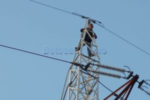 Tânărul care a încercat să se sinucidă, la Botoşani, a fost salvat cu forţa. Cum a fost dat jos de pe stâlp