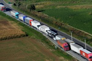 Explicaţii târzii: Poliţia maghiară susţine că aglomeraţia de TIR-uri de la frontieră nu ar fi cauzată de controalele pe care le face