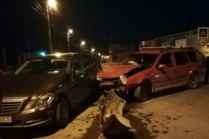 FOTO Accident într-o intersecţie din Botoşani. O femeie a fost rănită