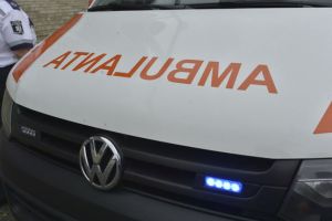 Tragedie! Un bărbat, găsit căzut în faţa unei case din Botoşani, a murit în ambulanţă