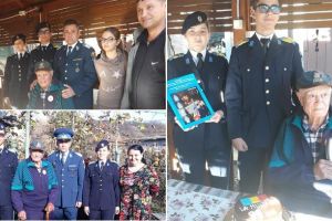 FOTO. Veteran de război din Alba, sărbătorit la 99 de ani, de Colegiul Naţional Militar „Mihai Viteazul”. Drapelul României, plachetă aniversară şi tort pentru colonelul (r) Emil Drăgan