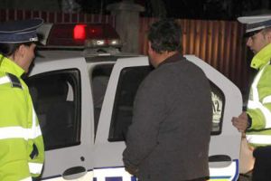 În loc de ştampilă pe  buletin, au votat cu… gura pe sticlă