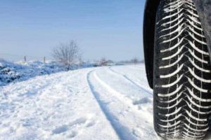 Codul Rutier: Poţi fi amendat chiar dacă ai anvelope de iarnă