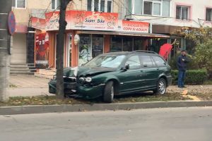 ACUM: Un şofer s-a oprit cu maşina într-un copac, pe o stradă din Focşani