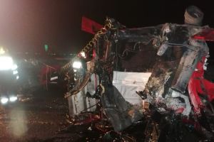 DEZASTRU pe autostrada Arad – Timişoara. Accident cu TREI AUTOVEHICULE. Scurgeri de bitum pe şosea, trafic BLOCAT (GALERIE FOTO)