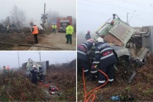 FOTO. Accident MORTAL la trecerea de nivel cu calea ferată la Beldiu. o persoană a DECEDAT, după ce un camion a fost lovit de un tren