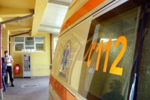 Fetiţă de 8 ani din Botoşani, luată cu ambulanţa de la şcoală. A fost transferată în stare gravă la Iaşi