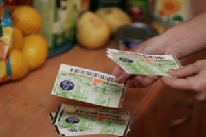 Pensionarii ar putea primi tichete de masă în locul tichetelor de călătorie