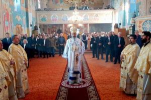 Înaltpreasfinţitul Părinte Irineu, în mijlocul credincioşilor din Deda