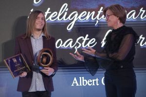 Tânărul din Botoşani care a refuzat Cambridge-ul a câştigat premiul „Pariul pe tineri”