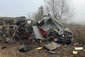 Accident mortal: Un sofer si-a pierdut viata, dupa ce basculanta sa a fost lovita de tren (galerie foto) 